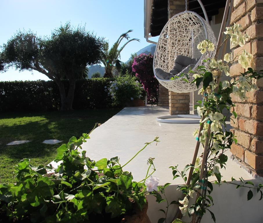 Seafront Calista Beach House With Garden グリファダ エクステリア 写真