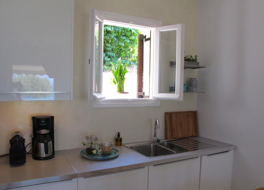 Seafront Calista Beach House With Garden グリファダ エクステリア 写真