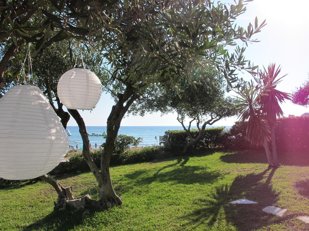 Seafront Calista Beach House With Garden グリファダ エクステリア 写真