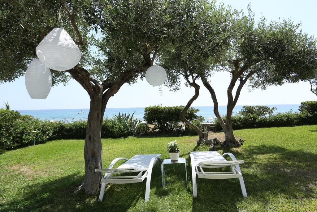 Seafront Calista Beach House With Garden グリファダ エクステリア 写真