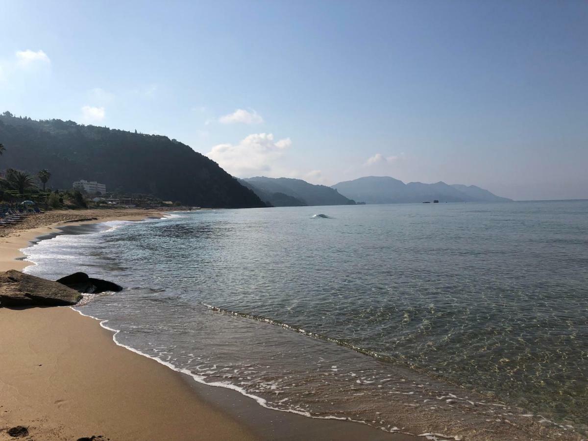 Seafront Calista Beach House With Garden グリファダ エクステリア 写真
